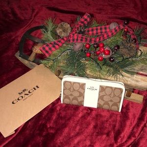 NWT White Coach Wallet 🎁